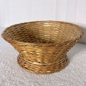 Vintage Round Woven Pedestal Basket in Natural Tan